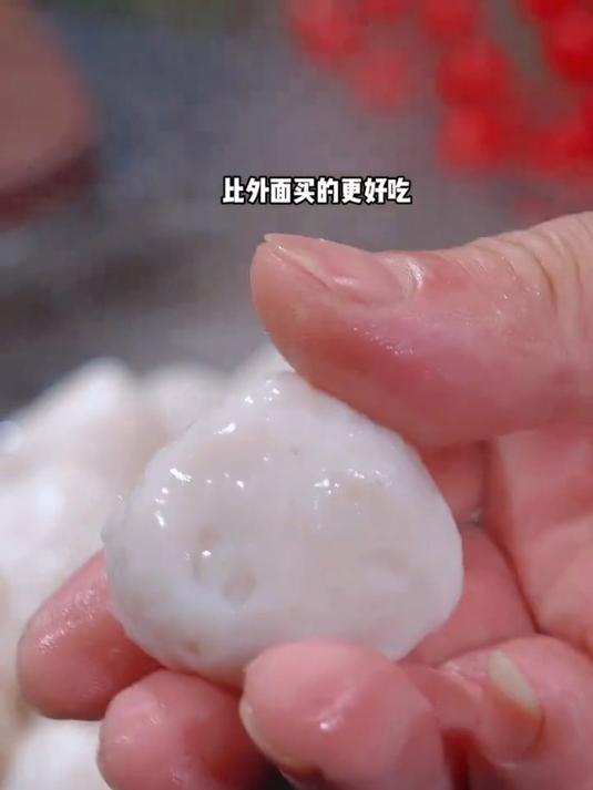 注意看这是家庭版鱼丸的详细做法,简单方便自己做的比买的更好吃