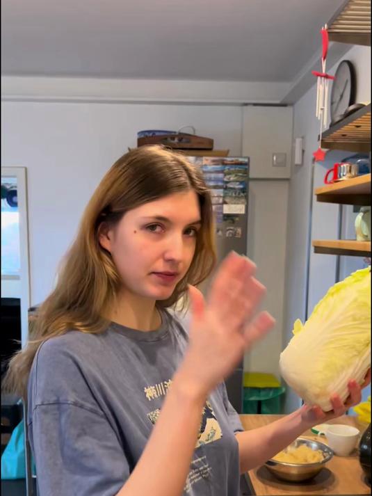 去德国女友家包饺子，征服了全家人！把老丈人香迷糊了