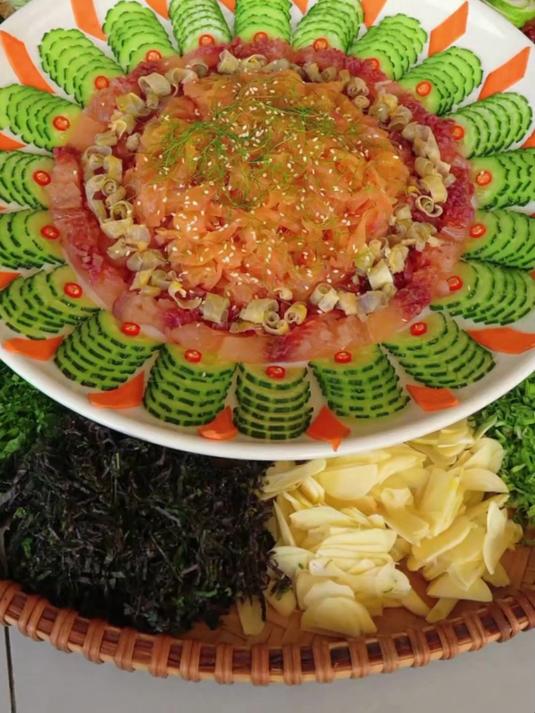 今天吃荷花鲤鱼鱼生，大大条的那种哦