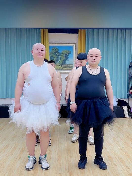 黑天鹅遇上白天鹅,家养的和野生的到底有什么区别?快来看看
