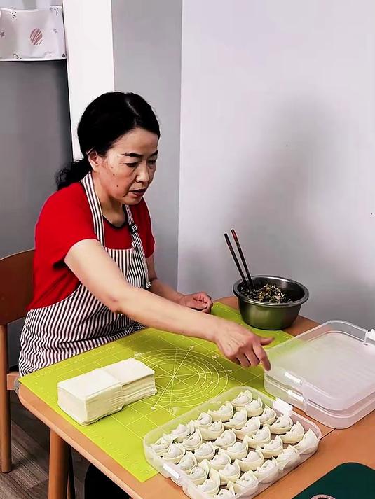 这个速冻饺子盒拿来装饺子馄饨都好合适!互相不会粘连还省空间