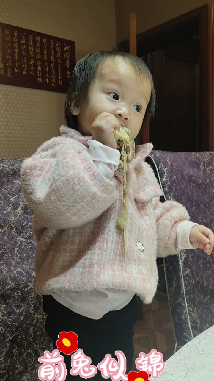 吃鸡头,吃青菜,圆圆的脸蛋真可爱