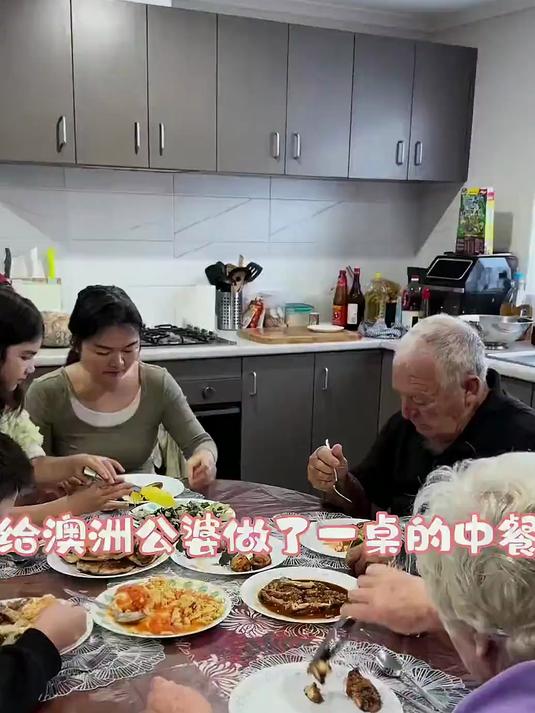 今天给澳洲公婆做了一桌子的中餐，照烧鸡腿，煎饼