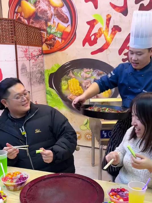 新鲜清江鱼,现杀现炸,放入大铁盘,板烧鱼就做好了,麻辣鲜香~