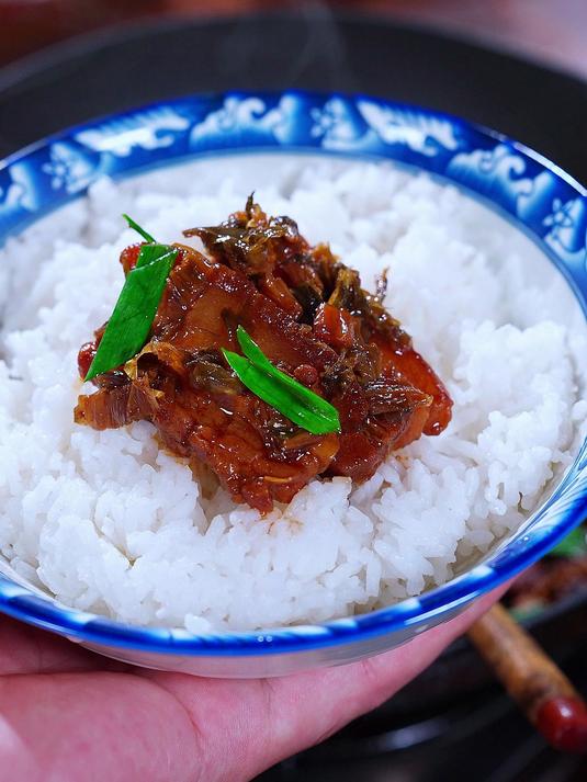 很多人喜欢吃梅菜扣肉但嫌做起来太麻烦,今天的做法简单又好吃