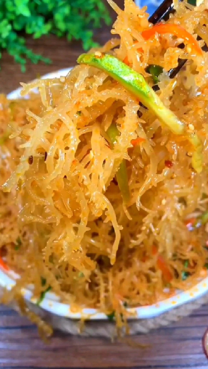 好吃不贵经济实美食 龙须菜凉拌新吃法酸辣脆爽,清脆爽口 是自然生长蔬菜。开胃又营养