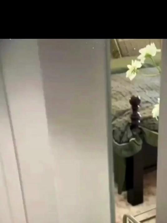 贴上这背景墙自粘画,高级感拉满,实用