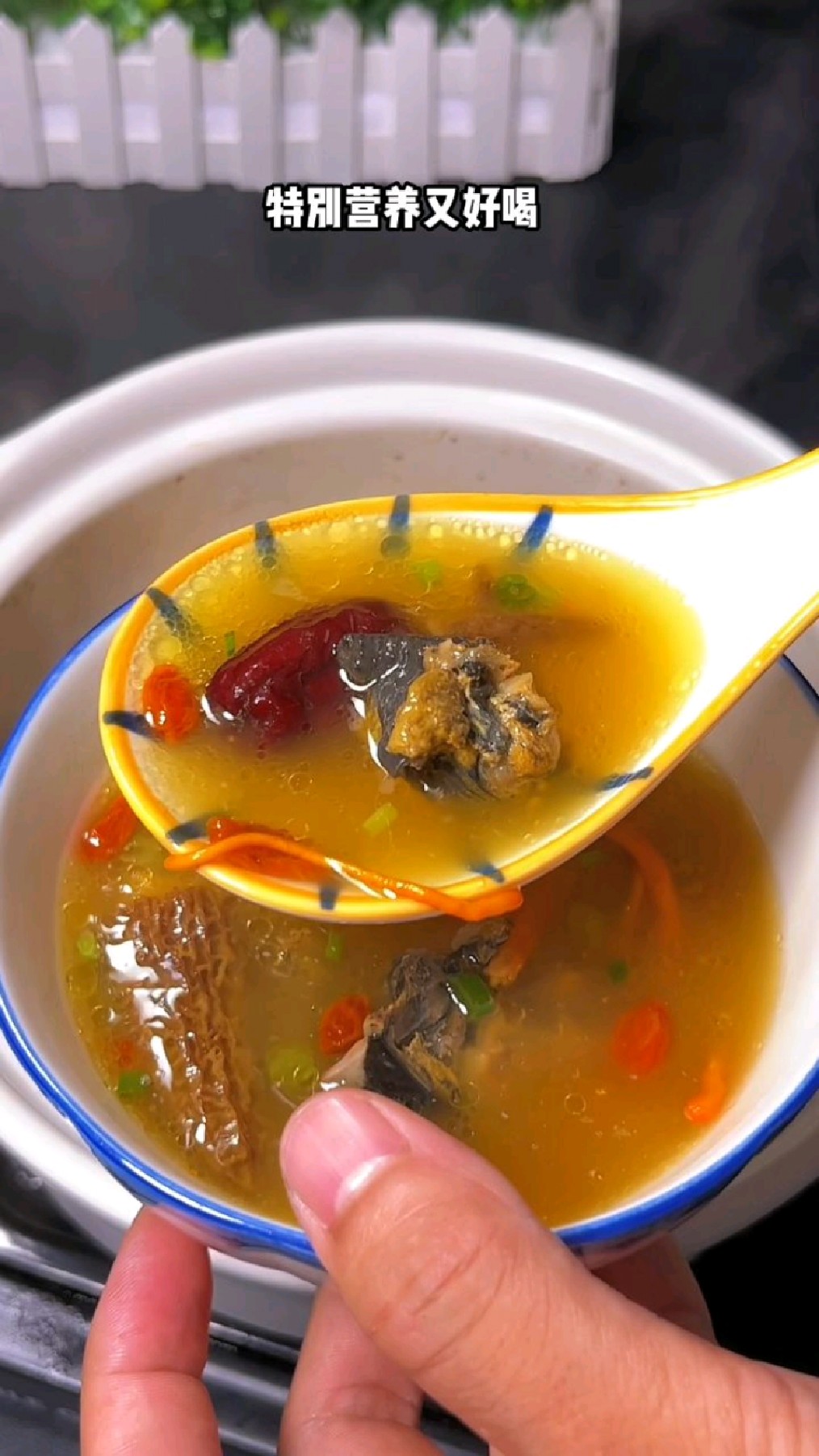 家里有老婆的,一定要学会这道乌鸡菌菇汤,汤鲜味美,太好喝了