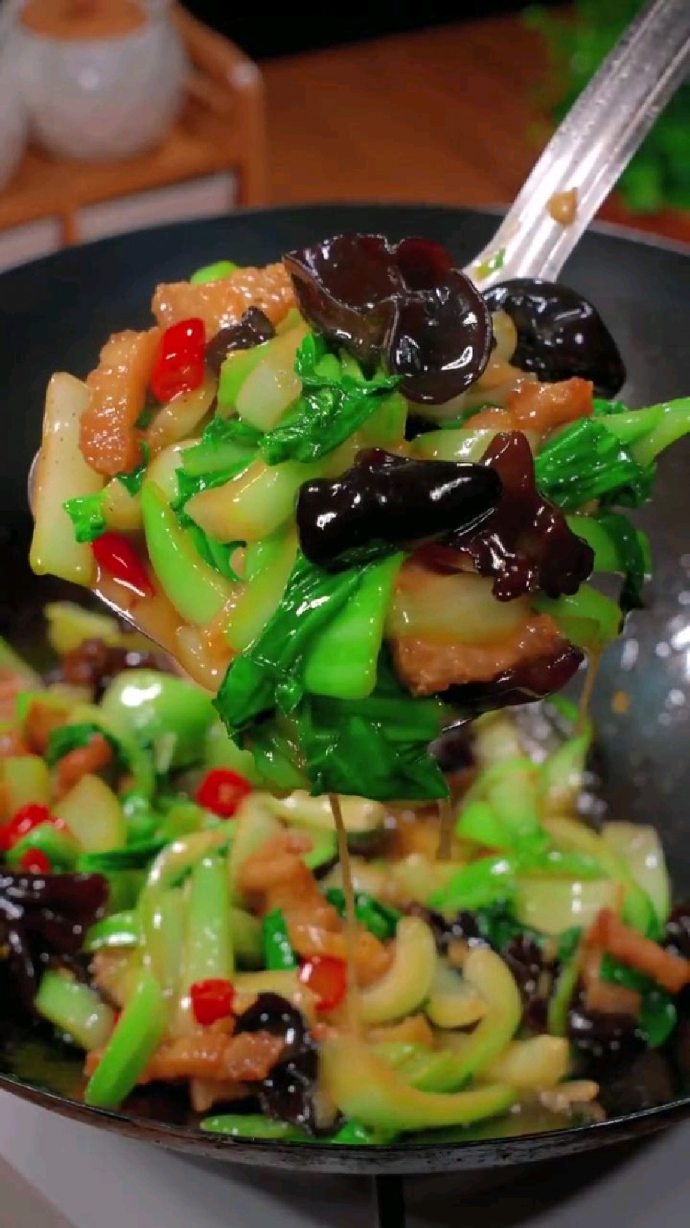 分享美食油菜炒五花肉做法