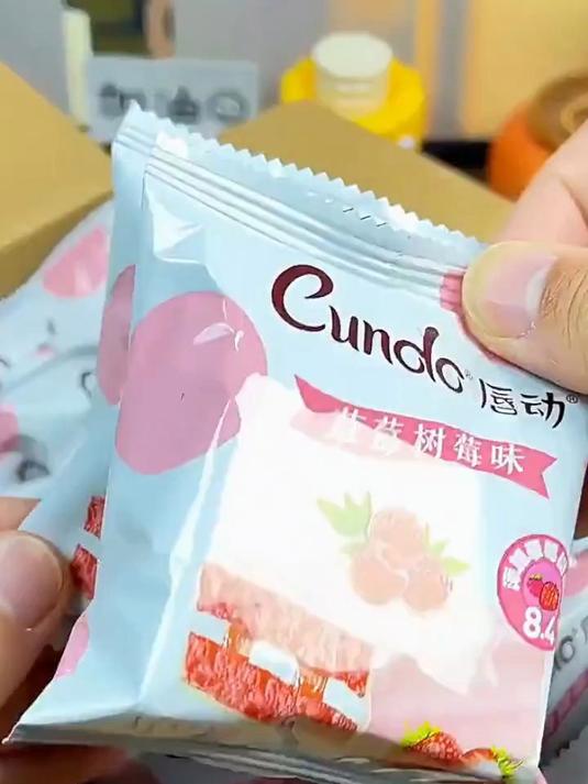 终于吃到了唇动的草莓树莓味的小蛋糕!唇动这个口味就感觉像在吃