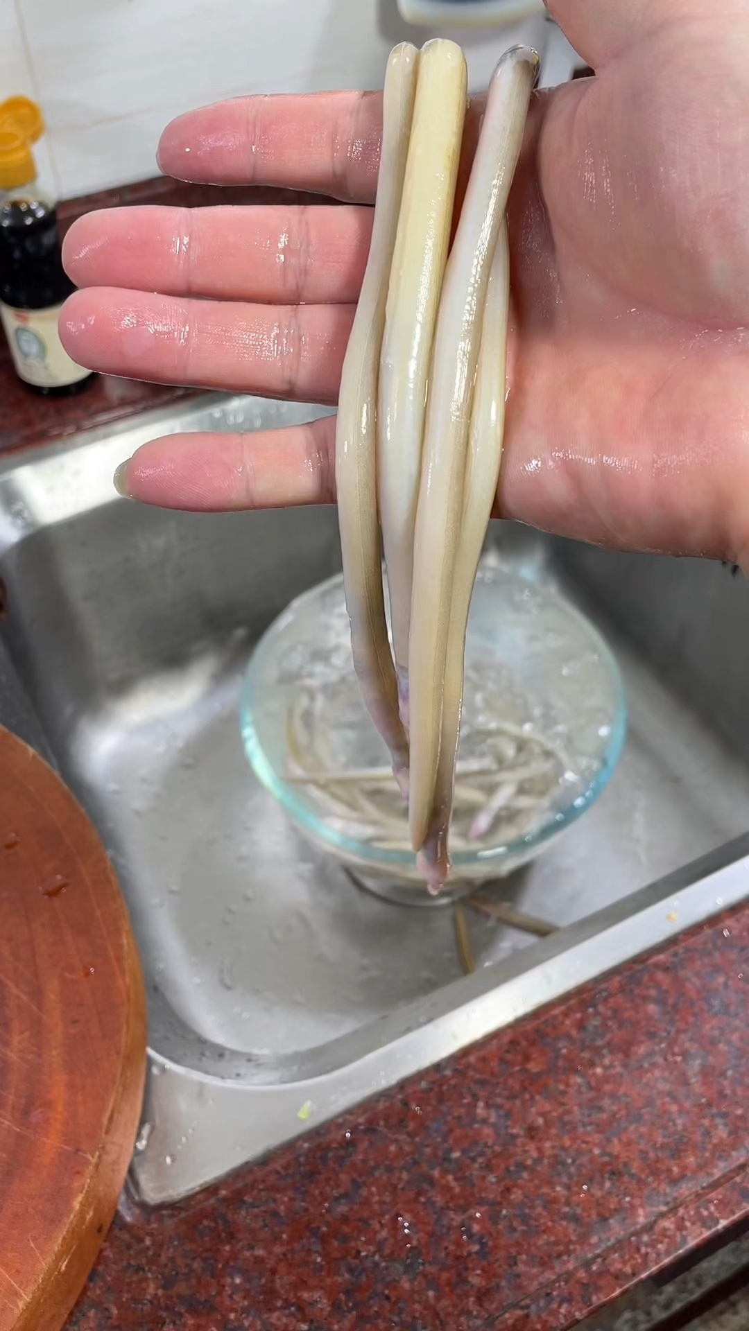 油筷鱼切段后煮上几条潮汕的菜脯,味道绝了。