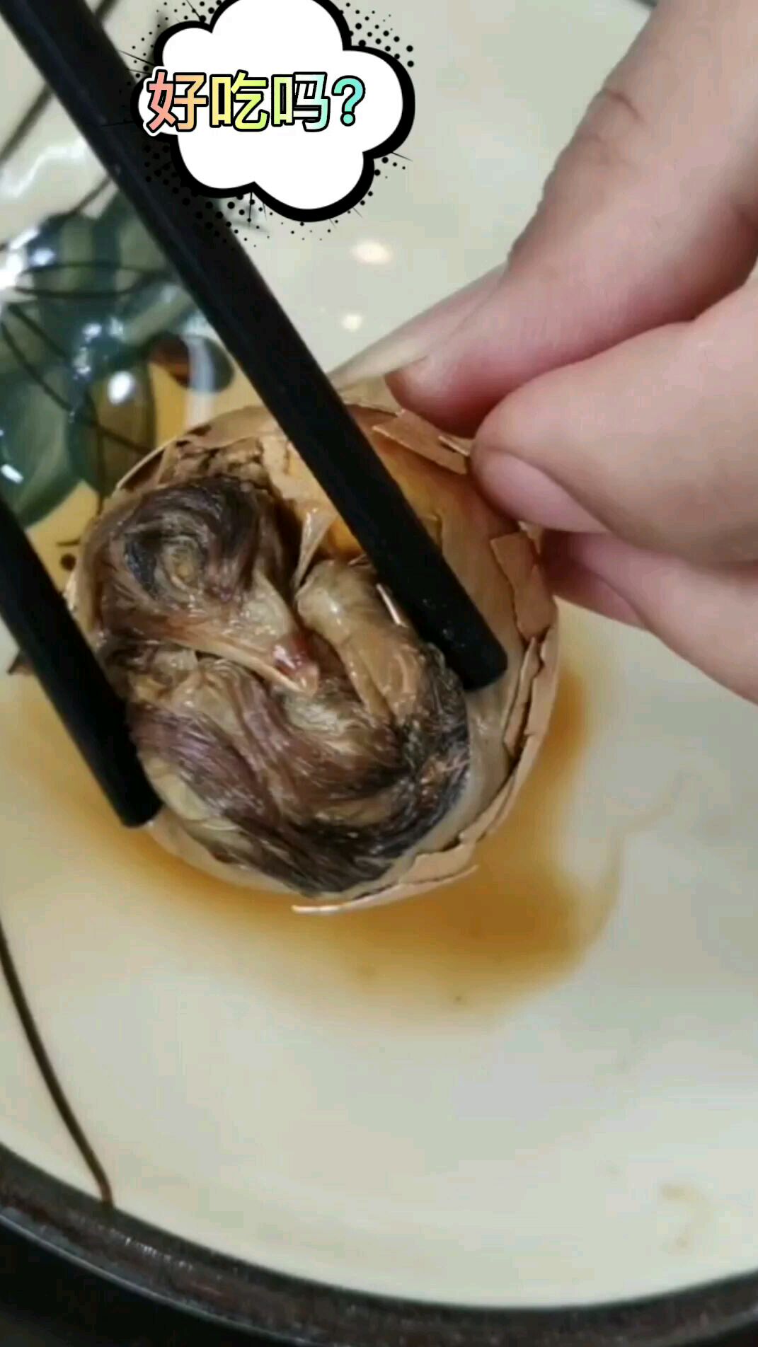 小伙敲开鸡蛋壳,发现蛋黄长毛了,这下还能吃吗