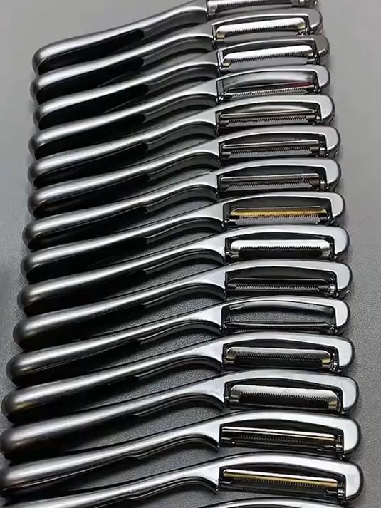 德国鲨鱼口削皮刀，握感舒适厚实手感舒适，锯齿刀刃，越用越锋利