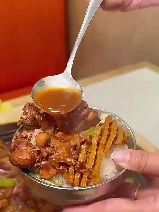 徐州街头分量十足的石锅鸡公煲