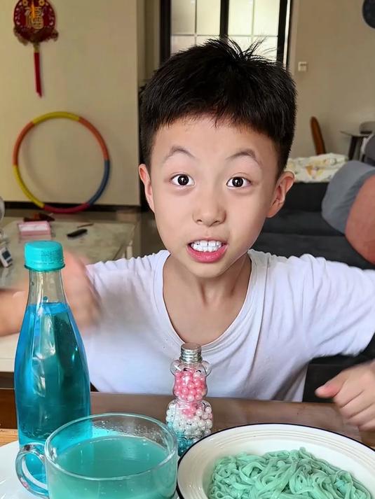 挑战一天只吃蓝色食物