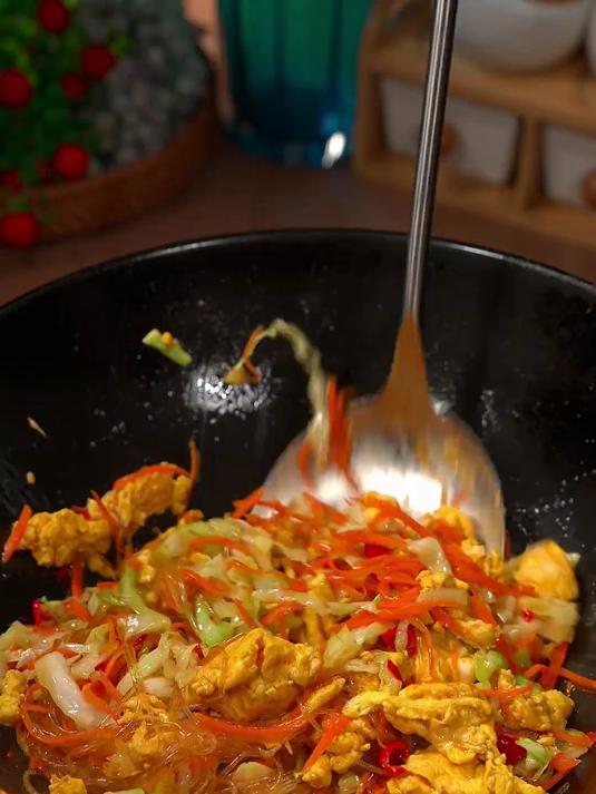 大人孩子都喜欢的包菜粉丝炒鸡蛋，妈呀太香了