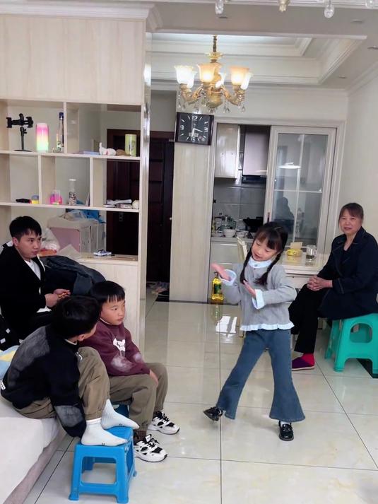 奶奶说跳得好下次买鸡腿,看奶奶表情鸡腿稳了