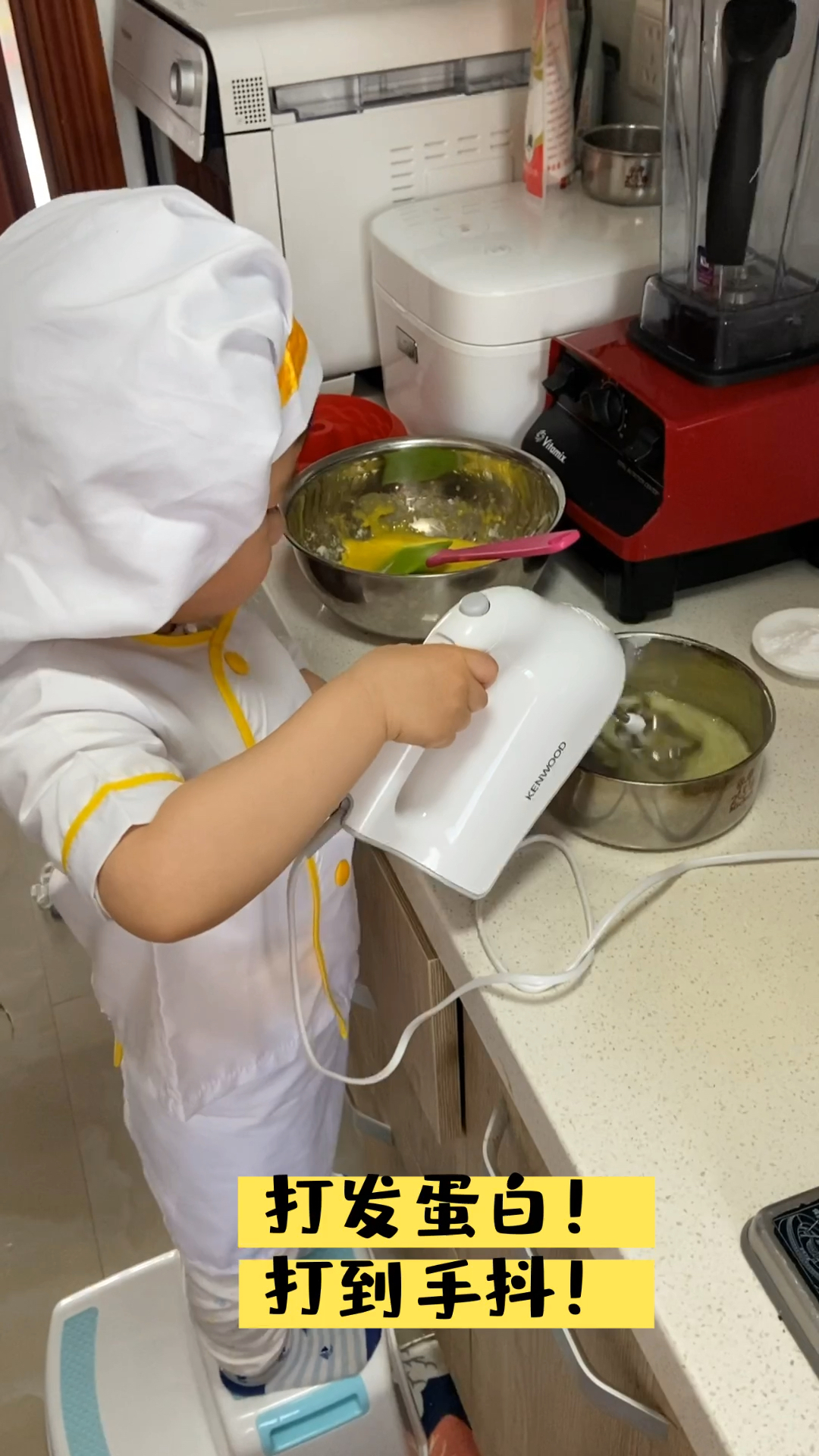 别看我们只有4岁,我们可是会自己烤蛋糕的,会下厨的男孩子可爱不?