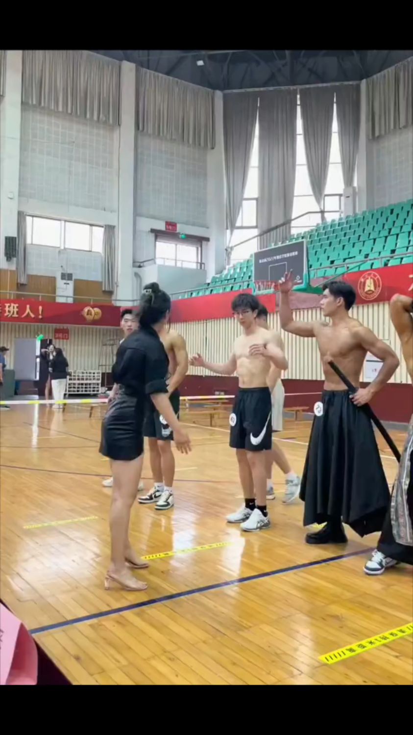 开学季大学体育生展示完美的身材,满屏都是肌肉帅哥哦