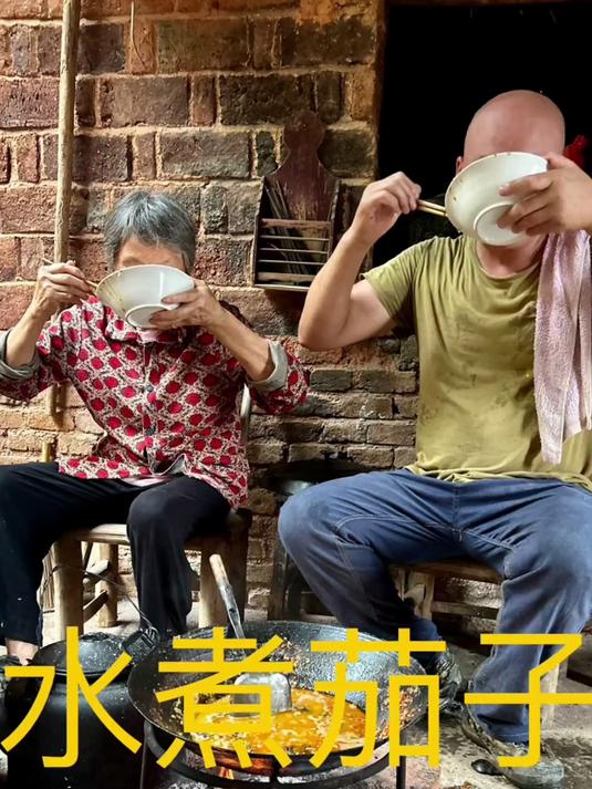 老妈说想吃五花肉炒茄子了,安排上。农村就这生活,简简单单