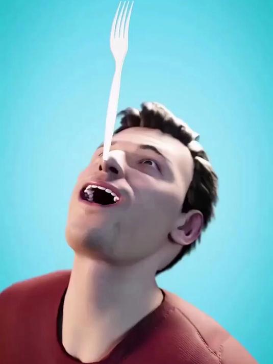 只因吞了一把塑料叉子，男子差点命丧黄泉