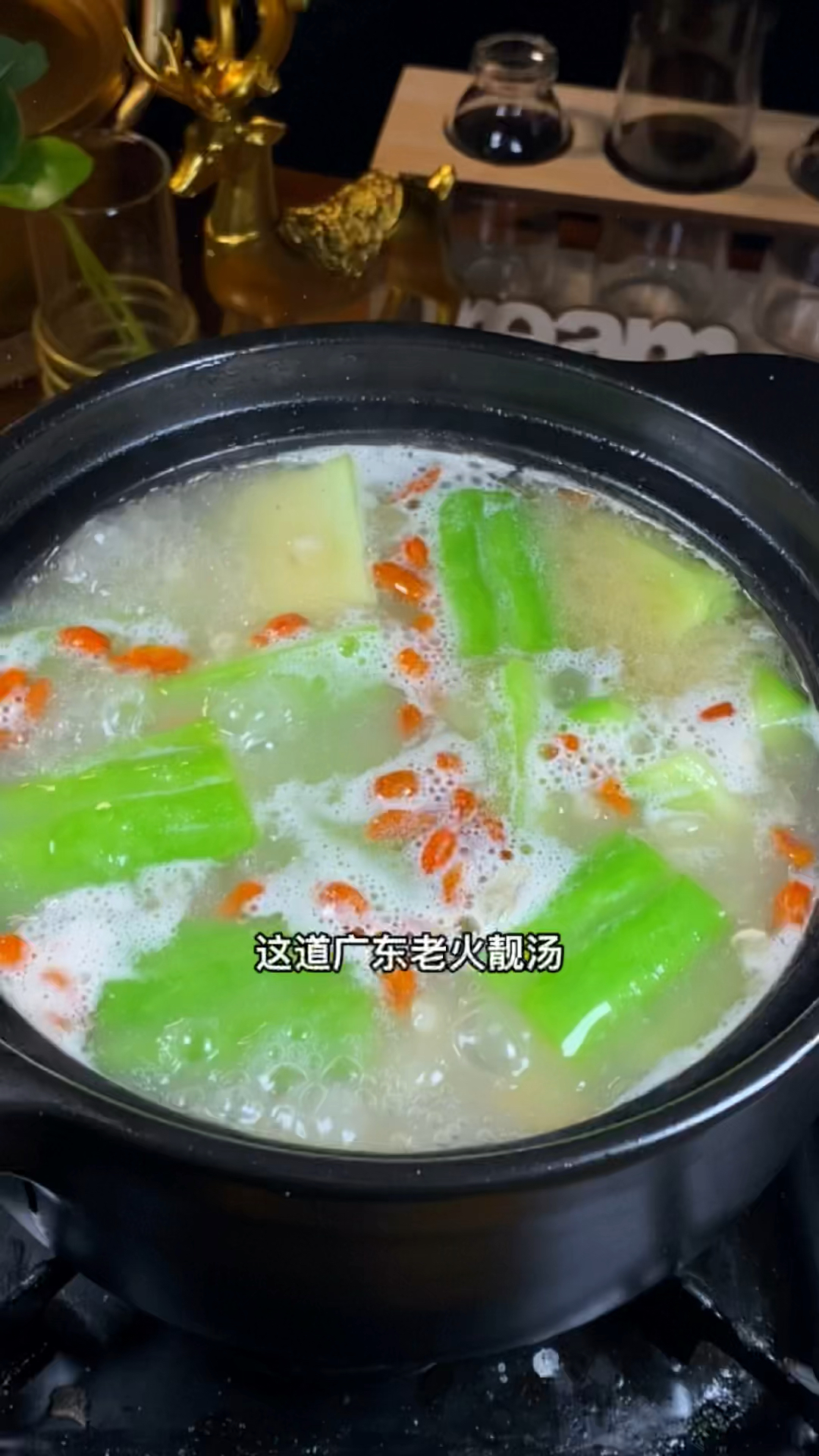 龙骨苦瓜汤,广东最喜欢的一道老火汤,清热解暑,鲜香营养丰富!