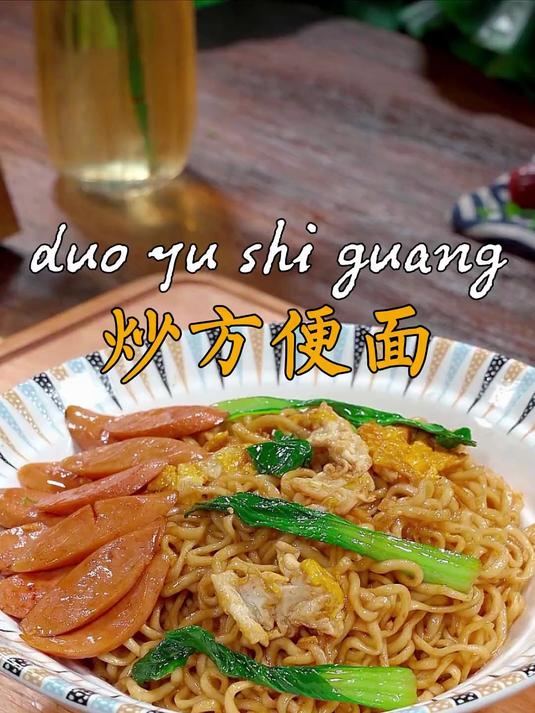 这个面饼虽然长的像方便面,但是它里面只有鲜鸡蛋和小麦粉