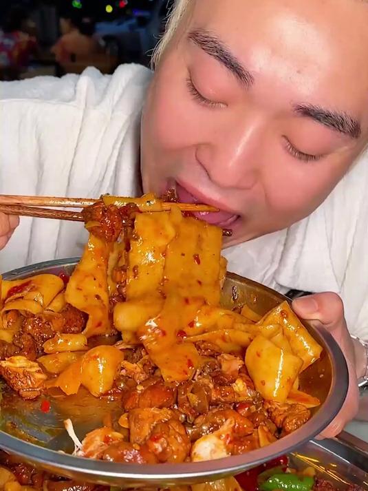 盘新疆超大辣皮子拌面，老板竟发现宾哥……