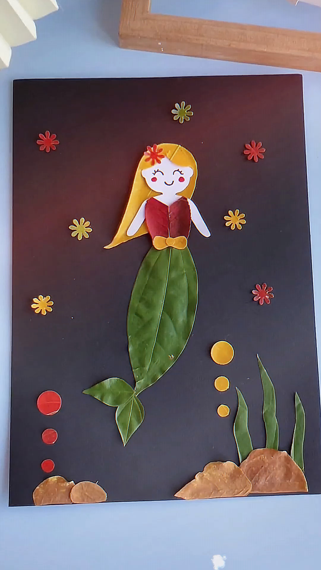 捡几片树叶和孩子一起来做可爱的小美人鱼吧!#树叶贴画 #亲子手工 #创意美术