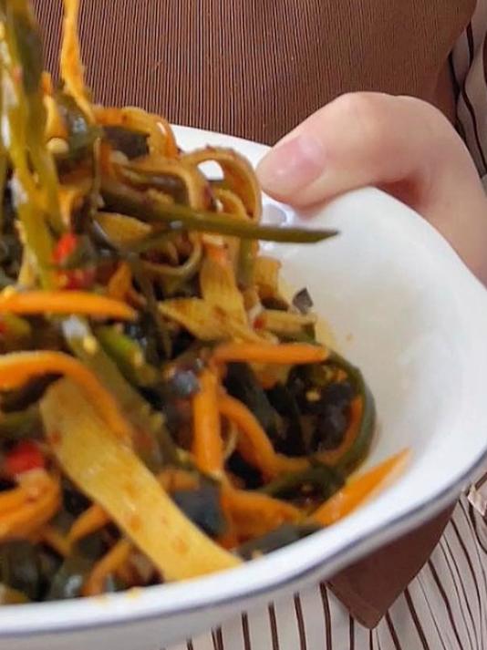 这个凉拌海带丝不光是新鲜爽口,做法也特别的简单,健身也能吃