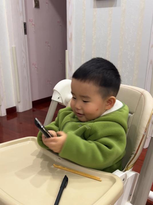 小鱼儿把遥控器当手机，打电话前还拨号呢