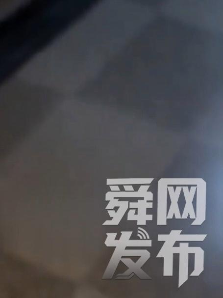 一女子与母亲旅游入住汤泉酒店时凌晨遭遇陌生男子强行推门男子自称工作人员以保障安全为由查房当