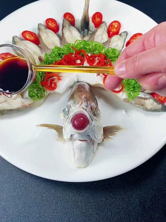 孔雀开屏鱼，饭桌来上一道清蒸鱼，做法简单，喜欢的安排起来吧！