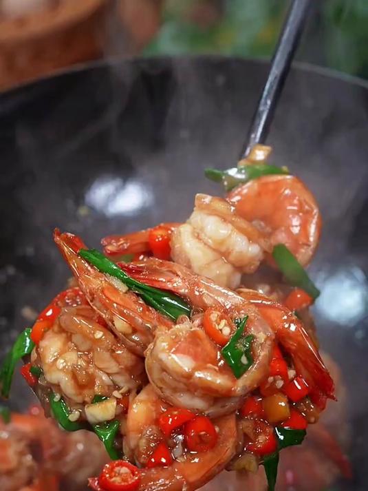 年夜饭的餐桌上必不可少的油焖大虾，做法简单