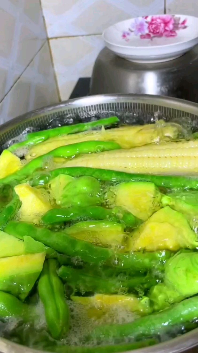 天气热了,素瓜豆玉米这样煮,玉米软糯香甜,素汤也很甜,你也试试吧