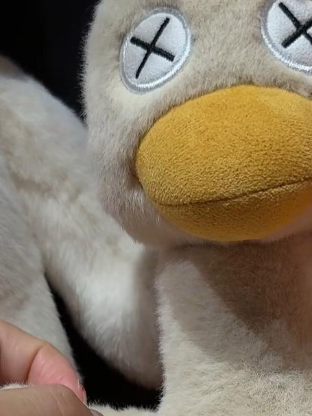 女生在商场看到一个特别的鸭子玩偶,这到底是分开买还是合起来买