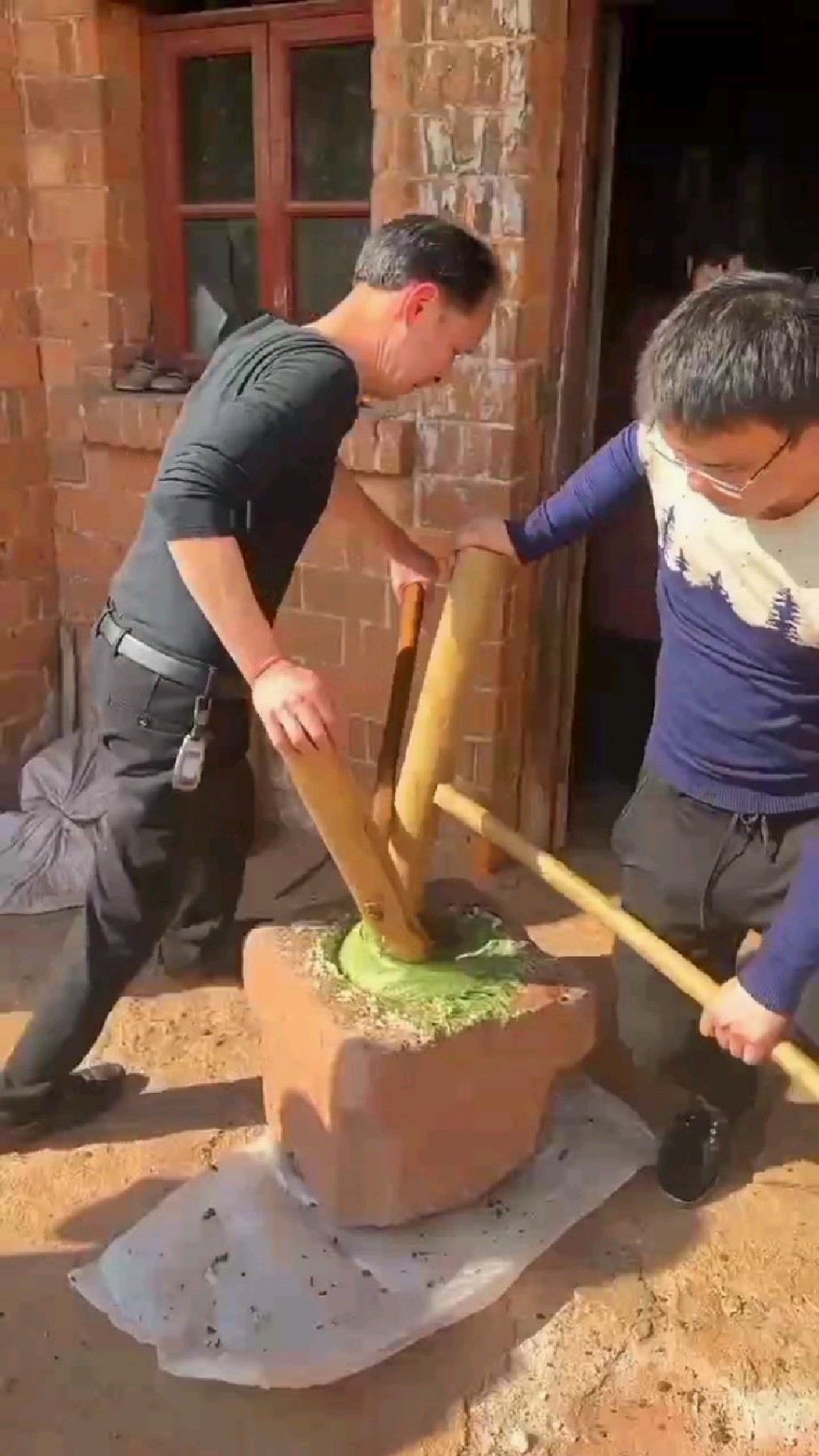 又开始打糍粑啦!看看加了艾叶的糍粑做得怎么样?