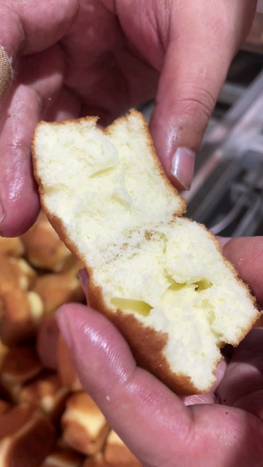 人再怎么精确也干不过机器,而且人工还成本还高,食品厂都换这个全自动蛋糕机了