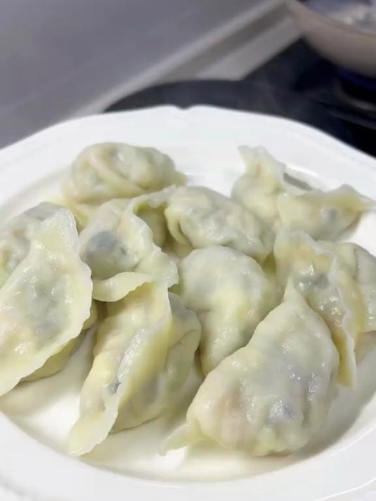 西葫芦素馅饺子一口鲜掉眉毛