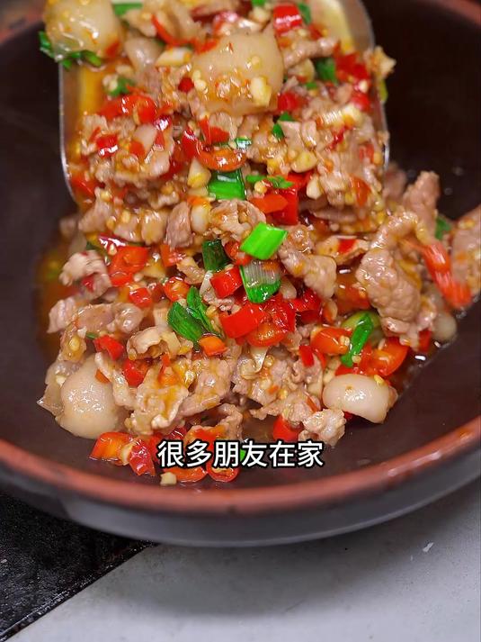 湖南经典下饭菜剁椒肉炒肉一定是用野山椒炒的,这个辣味够霸道