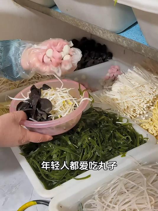 东北街边8元的老式麻辣烫 你觉得值吗？