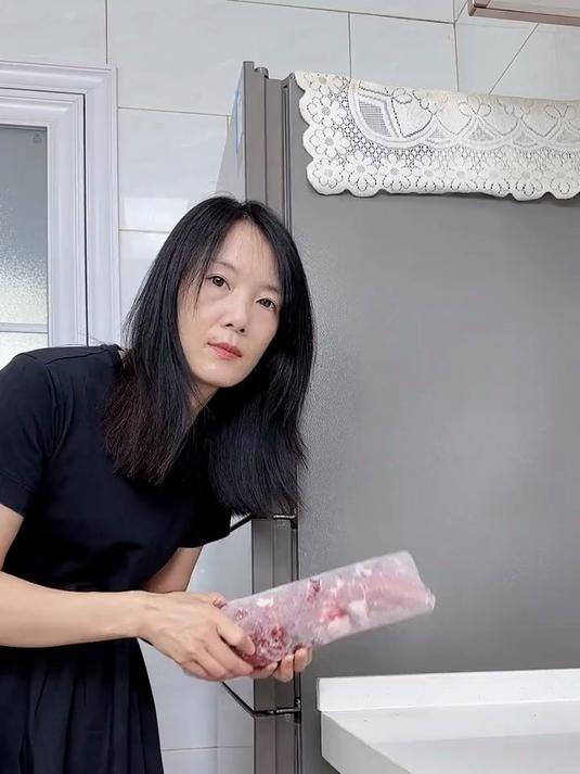 在家就可以切牛羊肉卷,冰箱刚拿出来冻肉都可以切