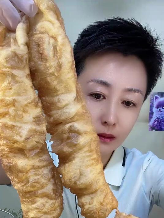 油条金黄酥脆掰段泡豆浆包子松软多汁咬开馅香漫舌