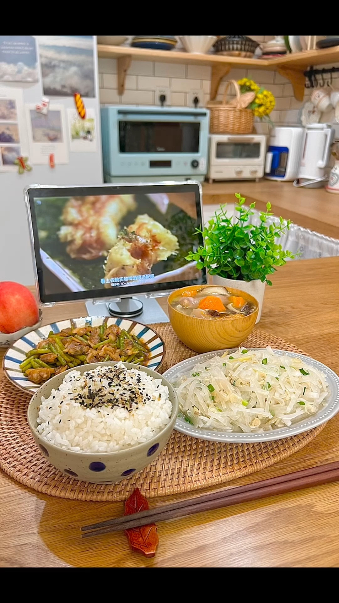 一人食:今天吃蒜苔炒花甲,虾皮萝卜丝,香菇猪蹄萝卜汤