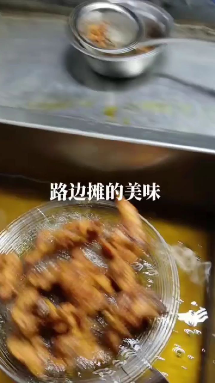 香酥鸡叉骨。好吃不贵,小伙在一边直流口水