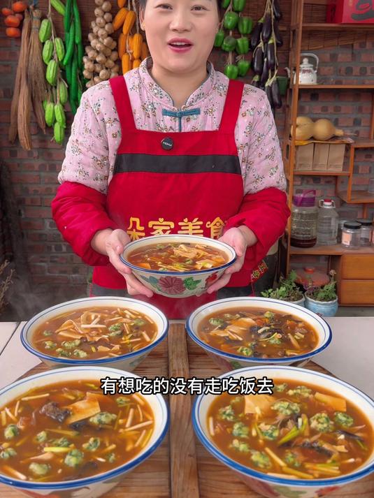 朵朵今天做的空心烧饼配炒合菜和韭菜疙瘩汤,简单好做又好吃