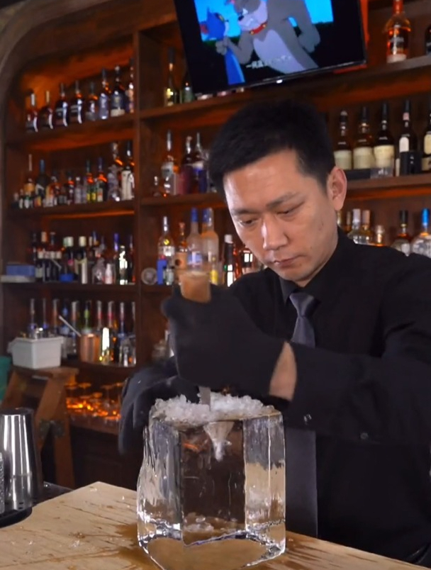 冰冻的马天尼:手工冰雕鸡尾酒杯,给夏天的你带来一丝清凉