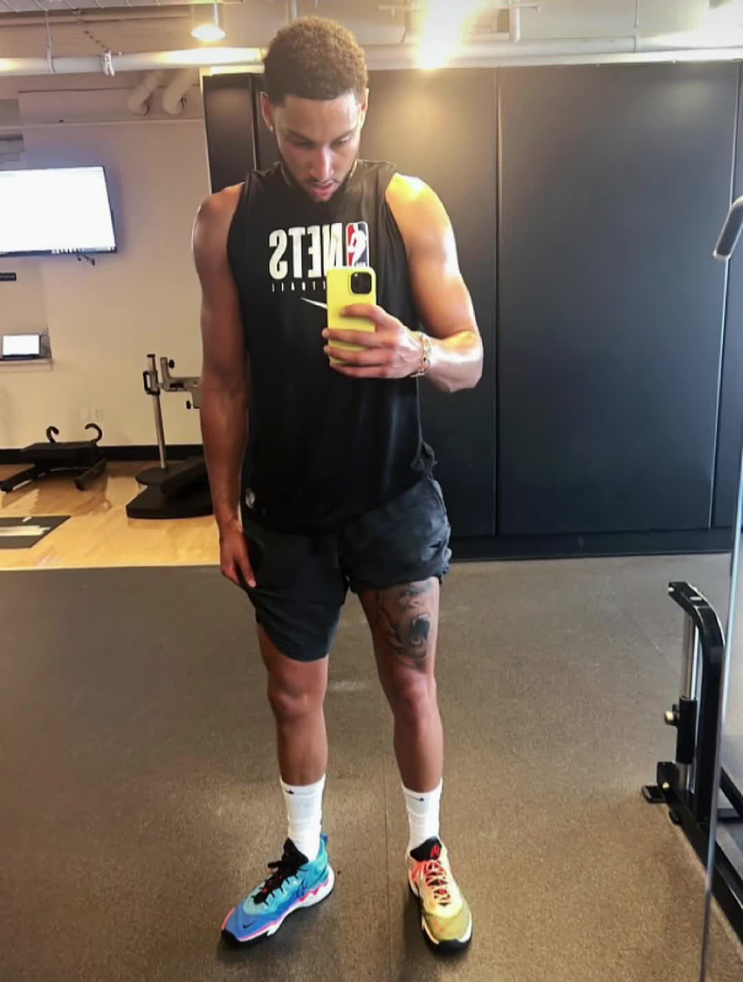 最近各种力量训练的西蒙斯,身体看起来完全没问题了