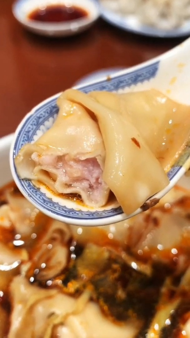 无锡特色小吃,蟹粉小笼包,红汤馄饨