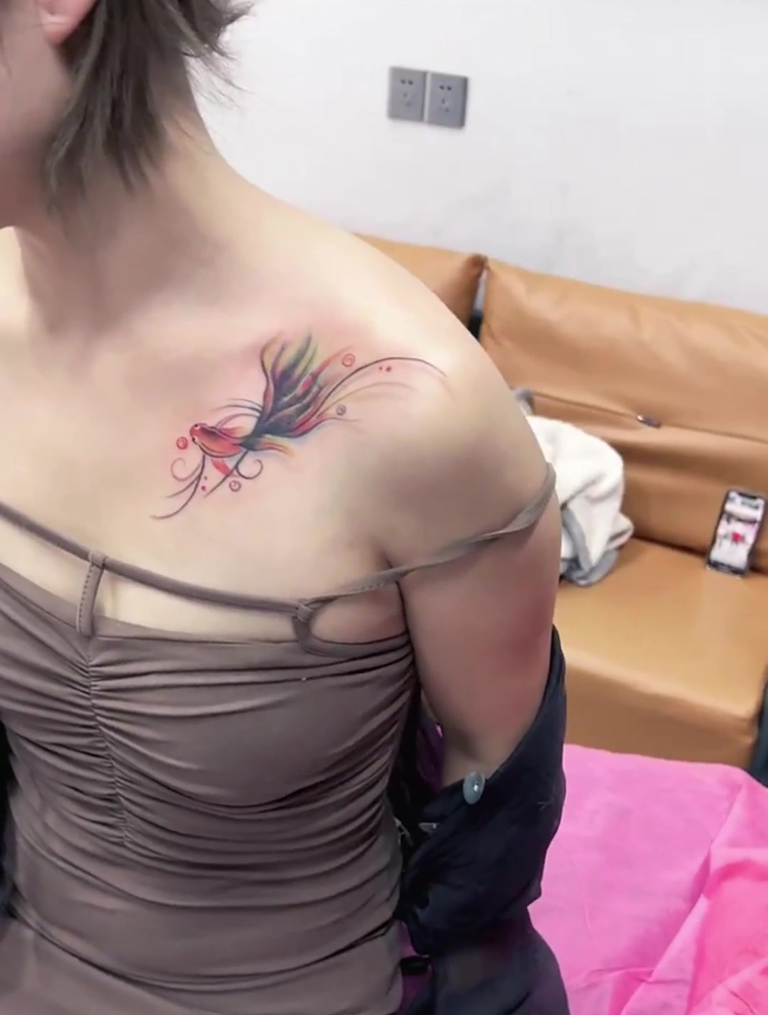 美女亮出自己的纹身,当看清纹身的那一刻,网友:好丰满的金鱼